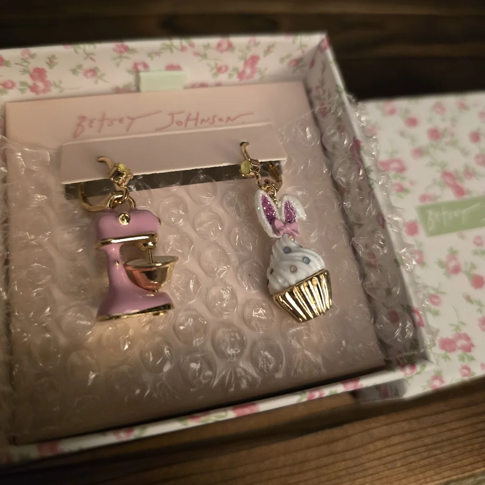 Betsey JohnsonSpring Bunny Cupcake Mismatch Drop Earrings - Picture 12 of 14